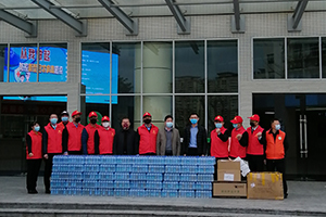 1586594687886374.jpg 2020抗擊疫情-賴運(yùn)宏董事長帶隊(duì)給市人民醫(yī)院正能量山泉水等抗疫物資.jpg