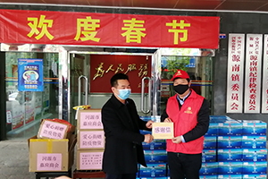 1586594693252057.jpg 2020抗擊疫情-賴運(yùn)宏董事長帶隊(duì)給源南鎮(zhèn)政府捐贈(zèng)正能量山泉水等抗疫物資.jpg